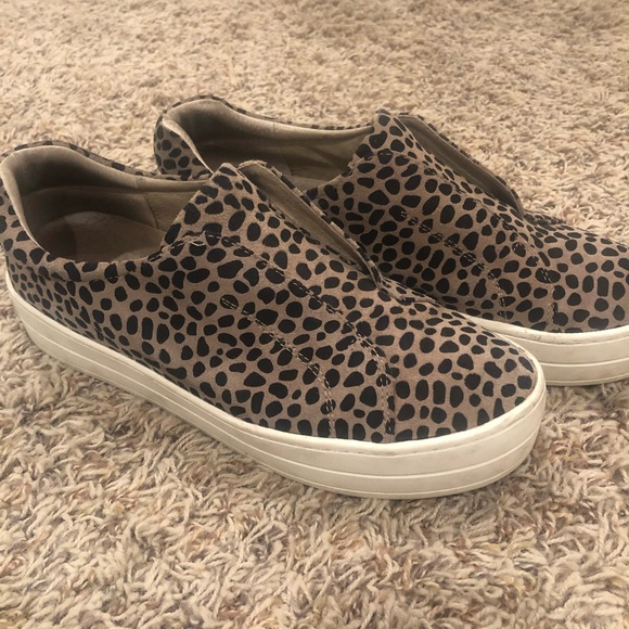 j slides leopard